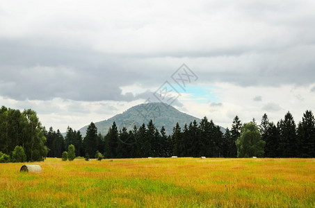 高地远足捷克瑞士在山地农村景观前线的实地活动区环境图片