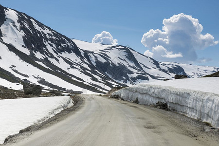 夏季雪在Gammlestrynefjellsvegen最美丽的汽车道路之一在北边夏天有雪游戏北方平静的图片