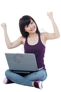 美丽的一名坐在地板上手持笔记本电脑和手臂在白色背景上举起的可爱年轻女子肖像随意地面图片