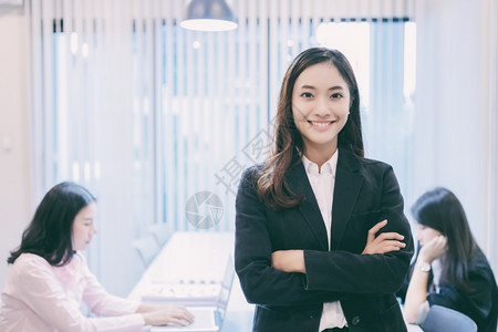 微笑的商务女性图片