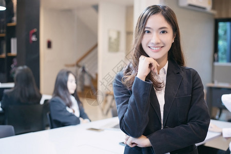 微笑的商务女性图片