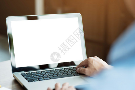 商人在咖啡厅使用带空白屏幕的笔记本电脑博主移动的聪明图片