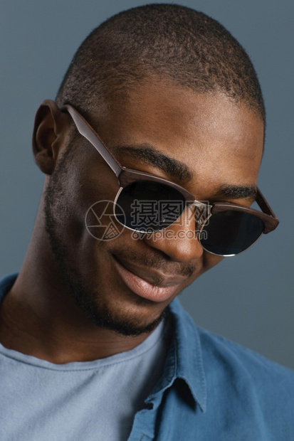 愉快青少年现代的有太阳眼镜酷男人肖像图片