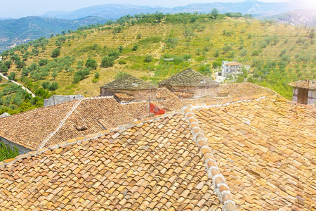 窗户红色的瓷砖从屋顶看到的瓦片和阿尔巴尼亚培拉特市联合国教科文组织遗产镇从屋顶看到的瓦片和贝拉特阿尔巴尼亚联合国教科文组织遗产镇图片