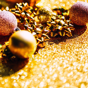 明亮的假期有创造力圣诞新年或节时装新年或圣诞节模式平板铺天窗最顶端观看Xmas节庆祝活动在黄金背景和贺卡模板复制版面上闪亮金色装图片