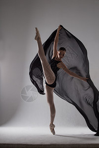 跳舞的芭蕾舞者图片