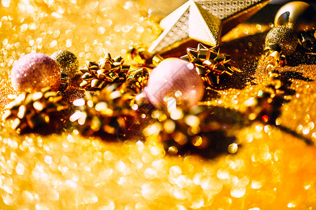 问候圣诞新年或节时装新年或圣诞节模式平板铺天窗最顶端观看Xmas节庆祝活动在黄金背景和贺卡模板复制版面上闪亮金色装饰模糊多于图片