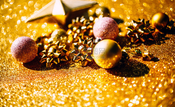 圣诞新年或节时装新年或圣诞节模式平板铺天窗最顶端观看Xmas节庆祝活动在黄金背景和贺卡模板复制版面上闪亮金色装饰流光高架快乐的图片