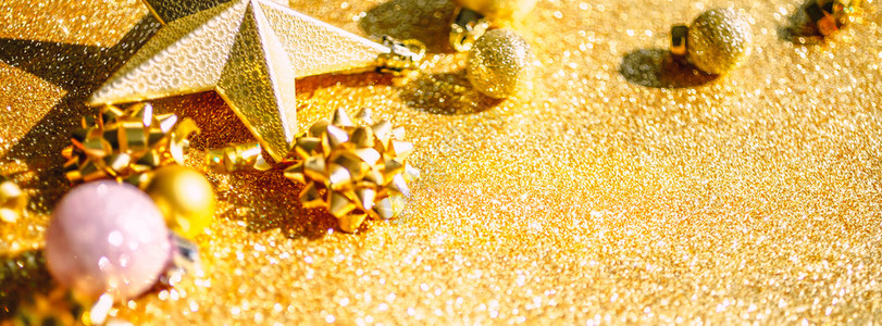 有创造力的明亮庆典圣诞新年或节时装新年或圣诞节模式平板铺天窗最顶端观看Xmas节庆祝活动在黄金背景和贺卡模板复制版面上闪亮金色装图片