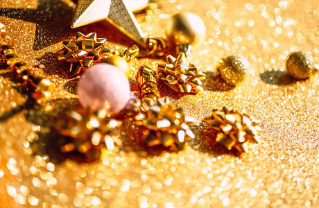平坦的圣诞新年或节时装新年或圣诞节模式平板铺天窗最顶端观看Xmas节庆祝活动在黄金背景和贺卡模板复制版面上闪亮金色装饰散焦布局图片