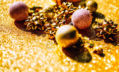 圣诞新年或节时装新年或圣诞节模式平板铺天窗最顶端观看Xmas节庆祝活动在黄金背景和贺卡模板复制版面上闪亮金色装饰粉的诺埃尔问候图片