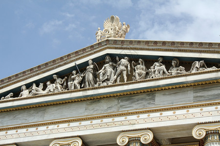 神话这座新古典建筑是雅的主要地标之一这多位数的构成代表了雅典的诞生中间有宙斯右侧雅典和左面赫菲斯托的雅典与诞生Athena在右侧图片