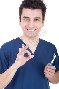 手拿牙刷的外科医生图片