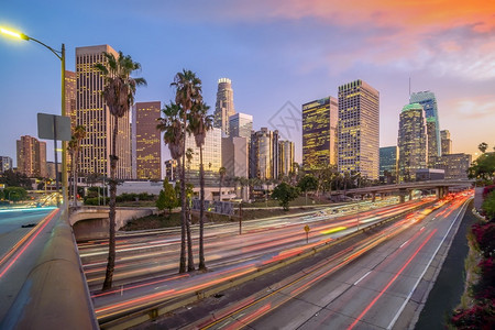 美国加利福尼亚州洛杉矶市中心天际的美丽日落树城市国人图片