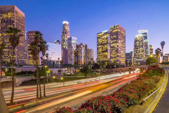 建筑物金融高速公路美国加利福尼亚州洛杉矶市中心天际的美丽日落图片