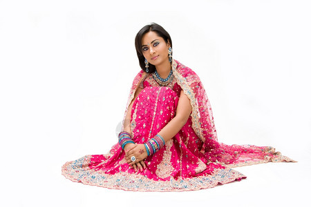 美丽的Bangali新娘穿着色彩多的裙子坐着与世隔绝金子围巾宾迪图片