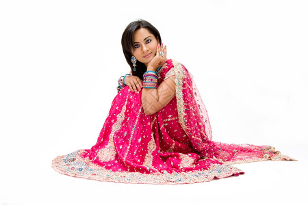 胆汁的女孩孟加拉胆汁美丽的bangali新娘穿着色彩多的裙子坐着与世