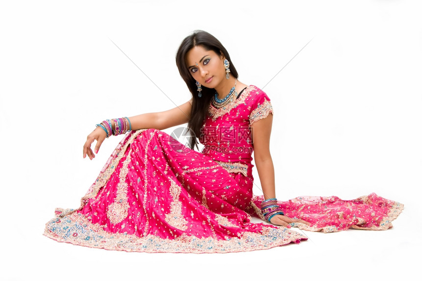 丰富多彩的莱亨加美丽Bangali新娘穿着色彩多的裙子坐着与世隔绝红色的图片