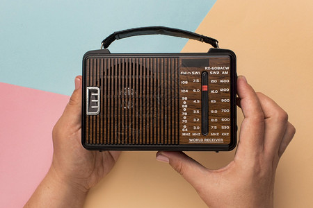 老的小型复古广播无线电收音机想像力轮廓图片
