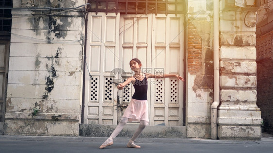 在泰国曼谷街上跳舞的小芭蕾女演员校对Portnoy美丽舞蹈家沿着图片