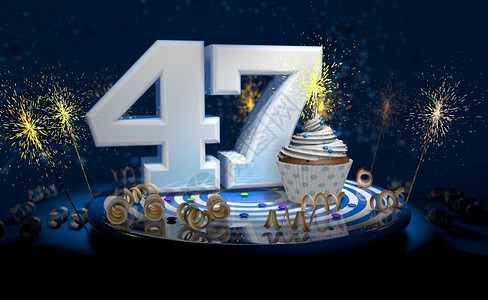 糖果或者闪亮的四十七岁生日或周年纪念带有闪亮蜡烛的杯饼大数量用白纸条蓝色桌上有黄流体黑色背景满火花三幅图示四十七岁生日或周年蛋糕图片