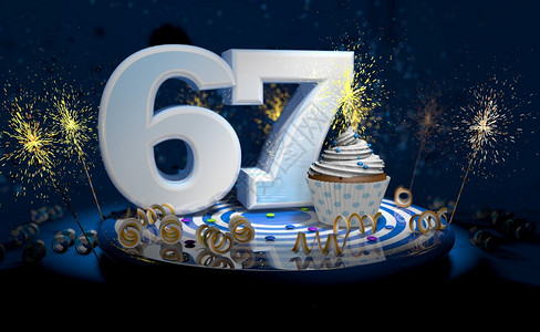 卡片新的六十七岁生日或周年纪念带有闪亮蜡烛的杯蛋糕67个生日或周年纪念有大数量白纸饼蓝色桌子上有黄流体黑色桌面上满是火花的黄色溪图片