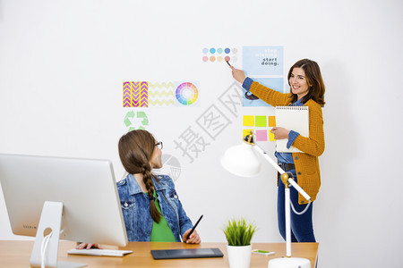 妇女在办公室工作创造办公室团队工作的妇女专业职商界女图片