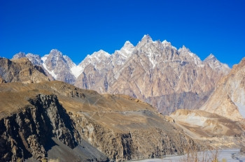 经过桥蓝色的巴基斯坦北帕苏地区卡拉库鲁姆山脉的风景图象巴基斯坦卡拉库鲁姆山图片