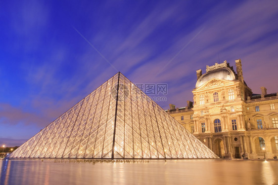 黄昏的卢浮宫正面照明游客图片