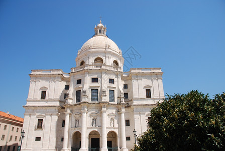 入口大理石神圣葡萄牙里斯本著名的潘席恩教堂或圣格拉西亚教堂蓝天背景图片
