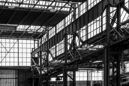 爬行幽灵般的旧工厂大厅有生锈钢铁建筑里面图片