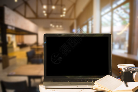 用相机笔记本和咖啡店背景的木制桌子上咖啡杯用空白黑屏蒙上笔记本式手提电脑工作场所笔记本电脑网站图片