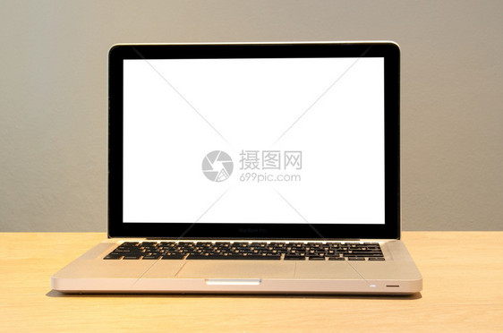 摄影用空白屏幕将一台电脑笔记本装在桌上移动的网络空间图片