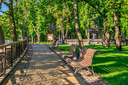 行人第聂伯河乌克兰基辅0712乌克兰基辅的VladimirskayaGorka公园在一个阳光明媚的夏日早晨乌克兰基辅的公园纪念碑图片