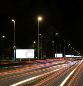城市街道晚上在高速公路空的牌速度图片