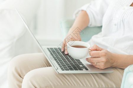 观看在笔记本电脑上工作的有吸引力成年妇女在远程工人中打字女使用计算机浏览中年妇女电影自由图片