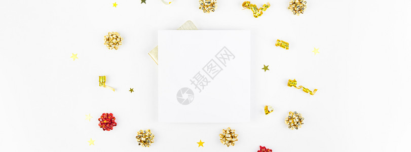高架新年或圣诞节时装新年或圣诞定型公寓以白色背景和复制版面空间的贺卡模板拟白底幕上Xmas假日庆祝装饰金色方形模型正闪亮的图片