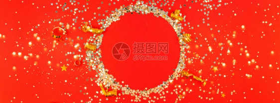 玩具五彩纸屑明亮的圣诞新年或节时装新年或圣诞节定型公寓铺设最高视野Xmas节庆祝活动以红色背景和复制版间空的贺卡模板标印金圆亮光图片