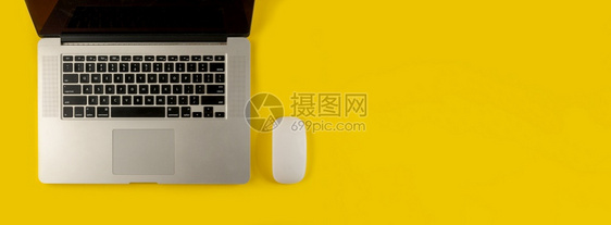 金融的黄色背景上笔记本电脑和鼠标的顶部视图平面布局组合黄色背景上带有笔记本电脑和鼠标的黄色背景上笔记本电脑和鼠标的顶部视图网络办图片