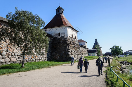 巨石2015年7月日游客在索洛威茨基修道院墙附近行走游览克里姆林宫图片