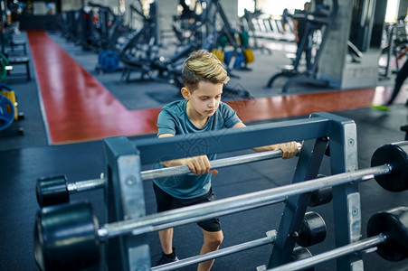 重量室内的肌肉发达在体育俱乐部保健和康生活方式保健与康生活方式运动男孩青年体育在馆和酒吧锻炼方面参加健身训练的体操男孩青少年图片