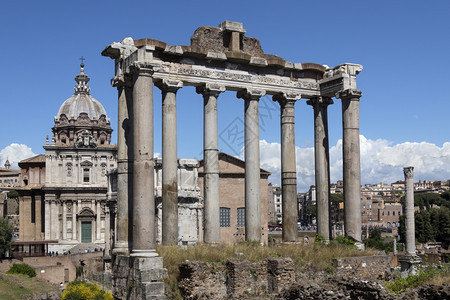 目的地常设罗马市论坛的土星寺意大利加拉多尔城在几个世纪后崩塌的罗马城中土星寺除了前门左脚站着外一无所剩紧近比罗马论坛西端曼努姆山图片