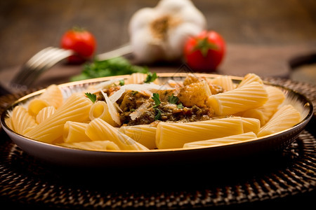 意大利语美味的通心粉意大利面木制桌上有西里虫子美食图片