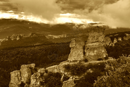 独特锯齿状的天空岩层Belogradchishkiskali保加利亚图片