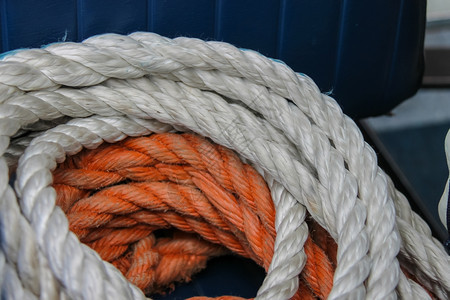 拴住处理卷船甲板上的海洋绳子图片