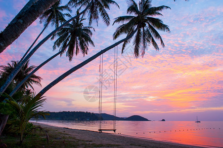 平时美丽的云彩和日落天空平时期美丽的云朵和日落天空泰国东部特拉甲岛草地海湾和游艇背景放松麦摇摆图片