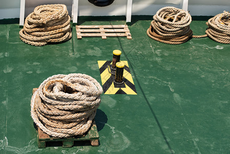 泰尔锚血管绿色大海船甲板的红帆网在绿色海船甲板上的绳网图片