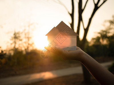 在秋天公园手持纸印房屋符号的剪纸以日落为背景庇护所天空夏图片