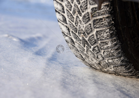 阳光冬季起动的雪车轮胎风险下的图片