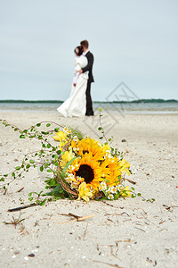 婚礼花束和一对夫妇在海滩上庆典心女士图片